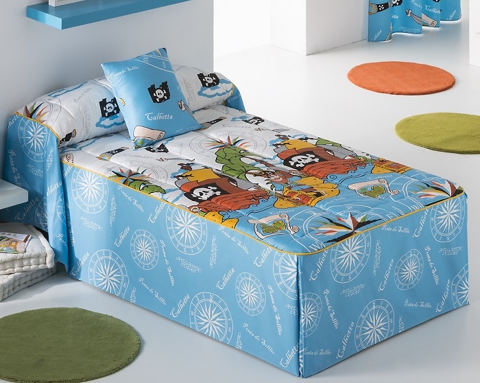 colcha juvenil cama 90 con dibujos de barcos, delfines, en tonos azules.